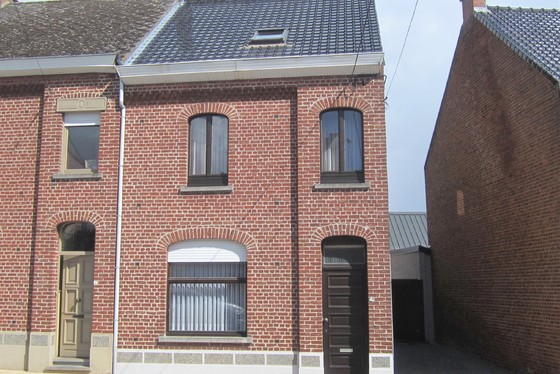 Charmante woning op 548m² met zonnige tuin en twee staanplaatsen naast de woning. 