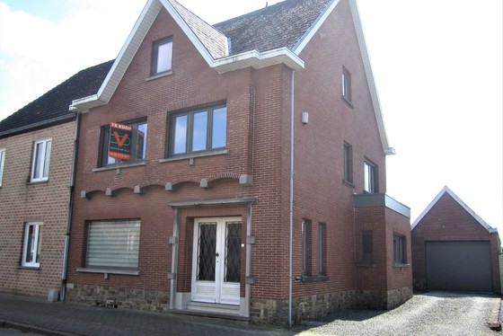 Charmant gerenoveerde woning op 312m² met zuidgerichte aangelegde tuin en dubbele garage.