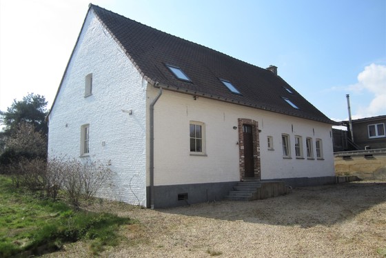 Prachtige hoeve op 1300m² met zuidgerichte tuin, terras en carport! 