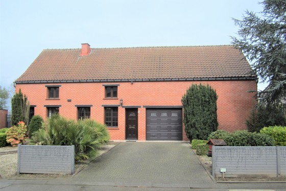 Prachtig te renoveren hoeve op 2920m² met zuidgerichte tuin, terrassen en twee garages! 