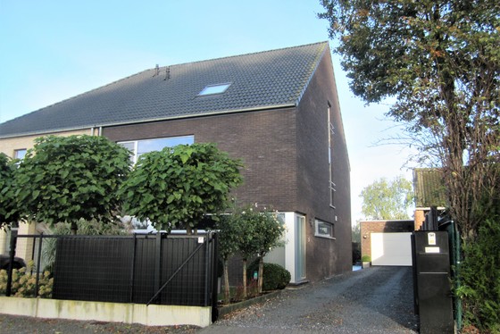 Prachtige nieuwbouw van 2011 op 400m² met mooie aangelegde tuin, terrassen en garage!