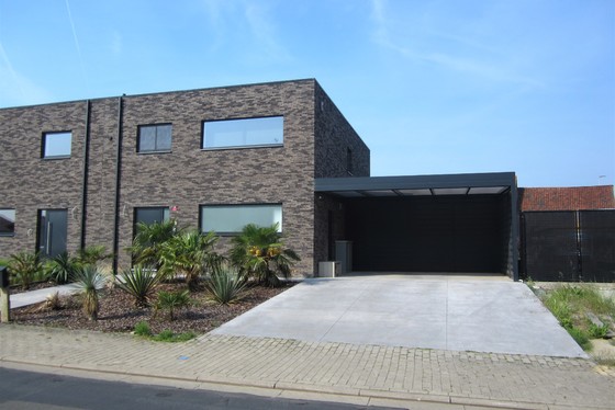 Prachtige nieuwbouwwoning van 2018 op 595m² met zonnige tuin, aangelegde terrassen en carport van 30m². 