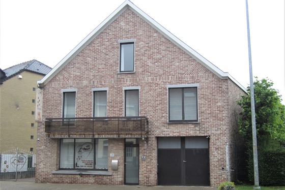 Ruime multifunctionele woning op 3148m² met tal van commerciële mogelijkheden.