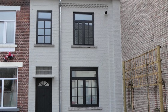 Prachtig gerenoveerde woning van 2021 met zonnig terras van 19m² en privéstaanplaats. 