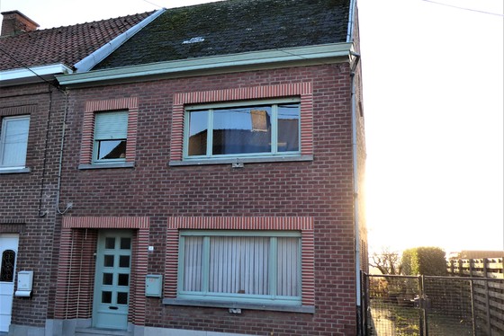 Prachtige te renoveren halfopen bebouwing op 534m² met zuidgerichte tuin, terras en oprit!