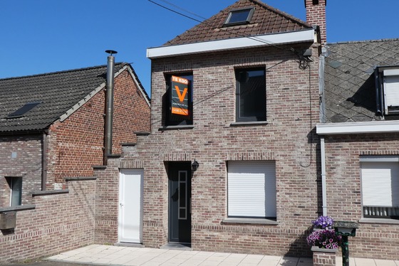 Charmante woning op 230m² met zonnige tuin en twee terrassen.