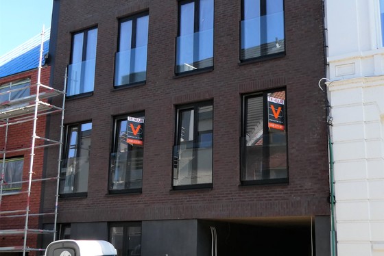 Lichtrijk nieuwbouw appartement met zuidgericht terras, lift en carport.
