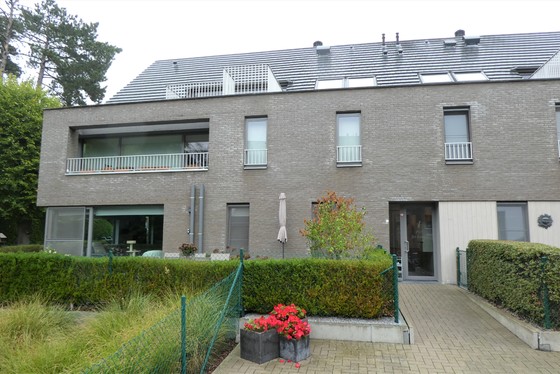 Prachtig gelijkvloers appartement v 93m² met ruim zuidgericht terras en aangelegde tuin 100m² met lift. 