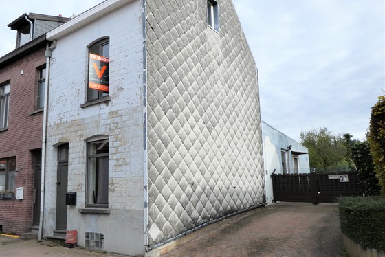 Charmante woning op 489m² met zuidgerichte tuin, terras, oprit en garage.