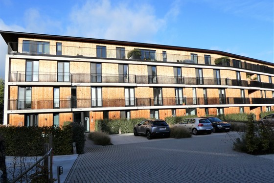Lichtrijk nieuwbouwappartement v 57m² gelegen op de 2de verdieping met lift en terras van 6m². Groen uitzicht.