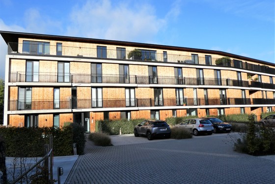 Lichtrijk nieuwbouwappartement v 57m² gelegen op de 2de verdieping met lift en terras van 6m². Groen uitzicht.