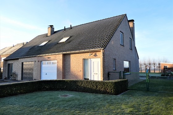 Prachtige woning op 702m² met mooi aangelegde tuin, vijver en panoramisch zicht op de velden.