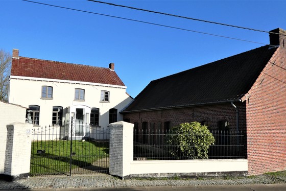 Charmant gerenoveerde hoeve op 2130m² met mooie tuin en bijgebouwen.