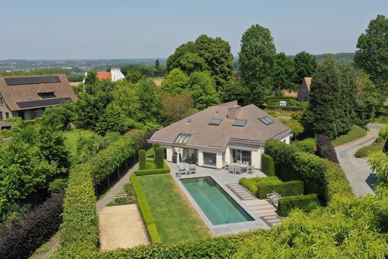Prachtige villa met zwembad, aangelegde tuin, gelegen in het hartje van de Vlaamse Ardennen
