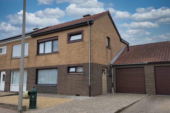 Prachtige residentiële woning met garage, mooi aangelegde zuidgerichte tuin met terras, tuinhuis, vijver en groentetuintje!