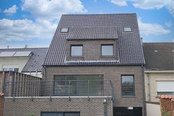 Prachtig triplex-appartement van 120m², gelegen op de 1ste verdieping met terras 36m². Aanrader !