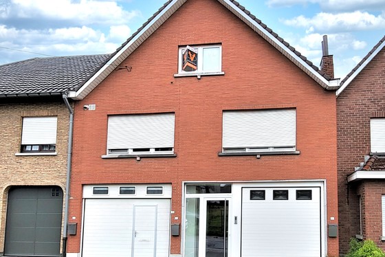 Prachtig appartement van 75m² met staanplaats, gelegen op de 2de verdieping. 