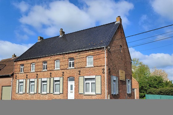 Prachtige hoeve op 1140m² met stallingen en mooie zuidwest gerichte tuin! 