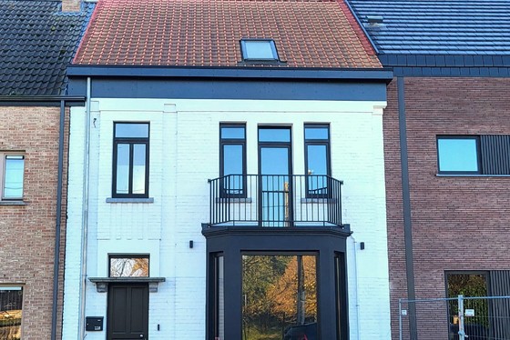 Prachtige energiezuinige gerenoveerde woning in 2021 gelegen in de Vlaamse Ardennen op 574m² met 2 staanplaatsen voor de woning. 