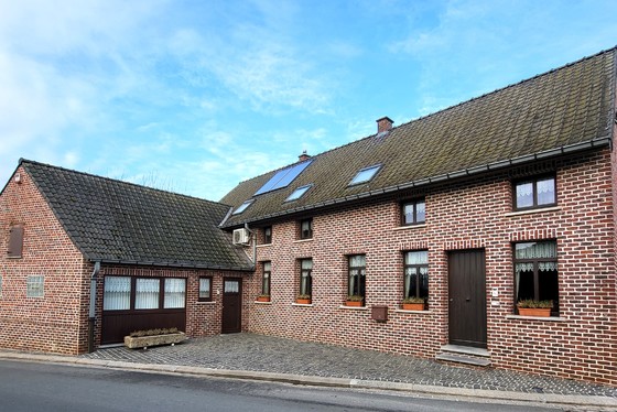 Charmante hoeve op 230m² met oprit/terras van 30m². Zeer rustig gelegen. 