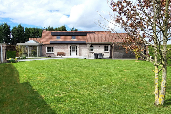 Charmant genoveerde hoeve op 780m² met prachtig aangelegde tuin en landelijke rustige ligging. 