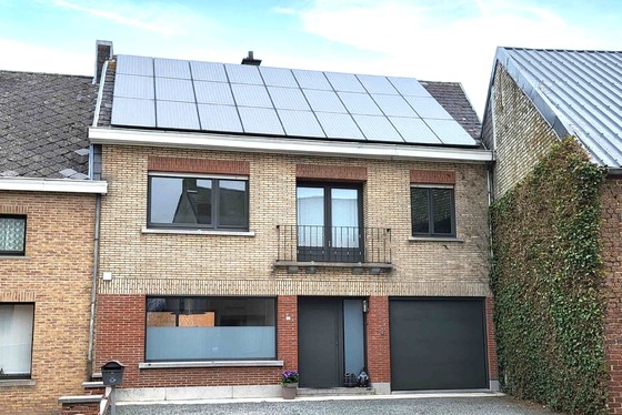 Prachtig gerenoveerde woning op 917m² met 2 staanplaatsen voor de woning en garage.