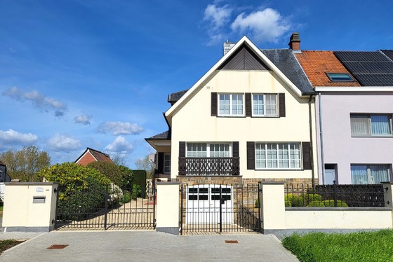 Prachtig onderhouden woning op 1358m² met aangelegde tuin, terrassen, garage en uitzicht op de velden. 