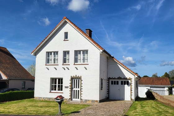  Prachtige residentiele woning op 658m² met aangelegde tuin, zonnig terras en garage.