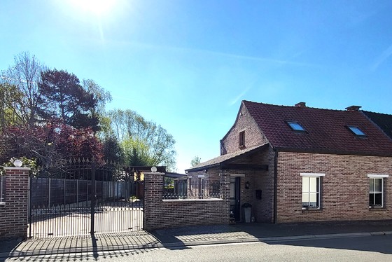 Charmante hoeve op 527m², mooie tuin, carport en gezellig overdekt terras.