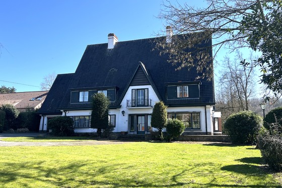 Uniek landhuis op een terrein van 3870m² met aangelegde zuidgerichte tuin en garage! 