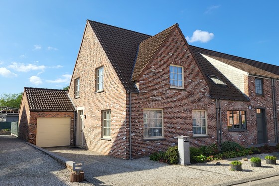 Prachtige halfopen bebouwing van 2001 met zonnige aangelegde tuin, oprit en garage! 