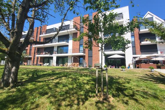 Prachtige assistentiewoning van 70m² met zonnig terras en gemeenschappelijke tuin, veel lichtinval! Ideale investering, verhuurd aan 26,21€/ dag. 