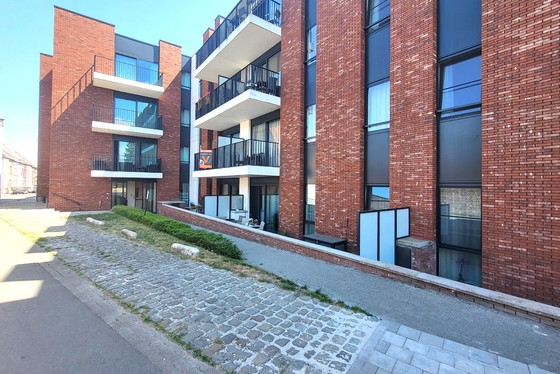 Prachtige assistentiewoning van 70m² met zonnig terras en gemeenschappelijke tuin, veel lichtinval! Ideale investering, verhuurd aan 24,99€/ dag. 