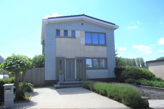 Charmante open bebouwing op 559m² met mooie aangelegde tuin. 