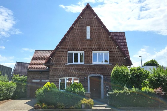 Charmante open bebouwing op 488m² met mooie aangelegde tuin. 