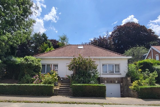 Charmante open bebouwing op 286m² gelegen in het groen met garage. 