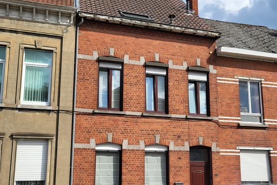 Prachtig gerenoveerde burgerwoning op wandelafstand van het centrum met zuidgerichte tuin. 