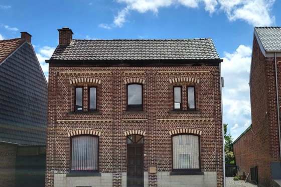 Prachtige burgerwoning op 950 m² met ruime garage en zuidgerichte tuin gelegen in de Vlaamse Ardennen. 