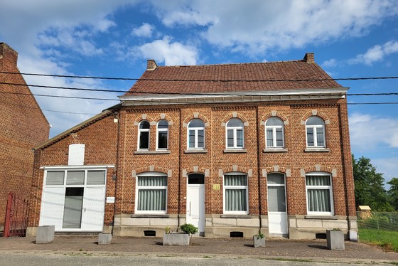 Prachtig burgerwoning/ hoeve op 1246m² met stallingen en aanpalend bouwgrond. 