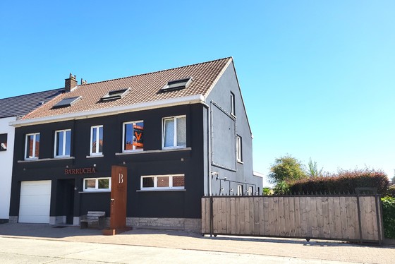 Prachtig gerenoveerde woning en bijgebouw op 571m² met commerciële doeleinden. 