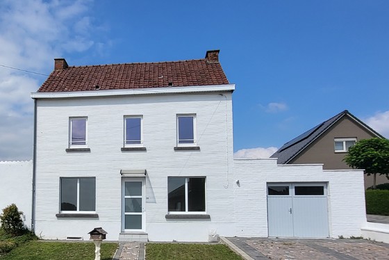 Charmant gerenoveerde woning op 1026m² met zonnige tuin, garage en terras.