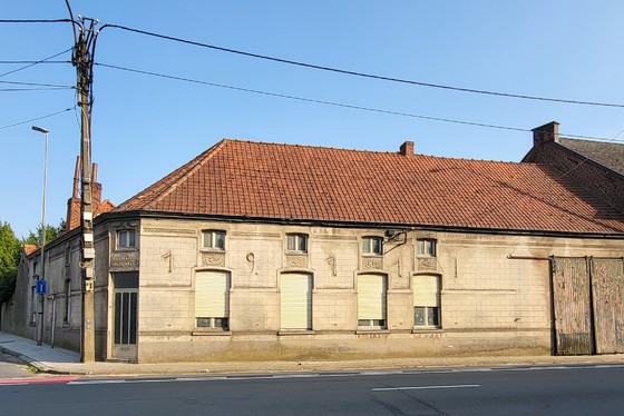 Prachtig te renoveren burgerwoning op 318m² met ruime garage en stalling.