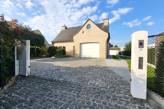 Prachtige villa op 870m²  met zonnige tuin, garage en apart bijgebouw/garage, gelegen in een rustige omgeving!