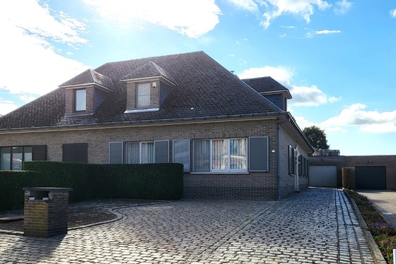 Charmante woning op 901m² met mooi aangelegde tuin en garage. Topper!