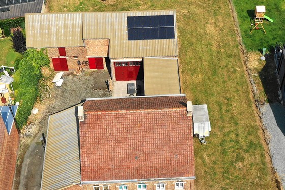Prachtig dorpswoning / hoeve op 1246m² met stallingen en aanpalend bouwgrond. 