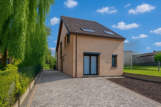 Charmante instapklare woning op 976m² met 3 slaapkamers, leefveranda en mooie grote tuin! 