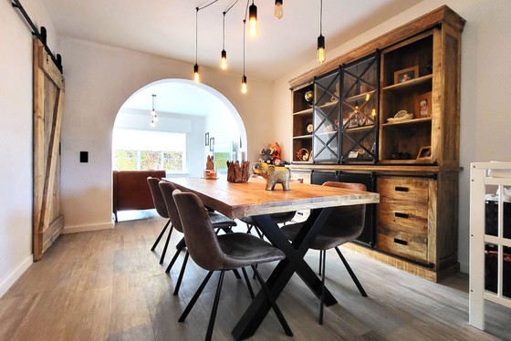 Stijlvol gerenoveerde woning met 266m² bewoonbare oppervlakte op een perceel van 295m², afgewerkt met klasse en karakter. 