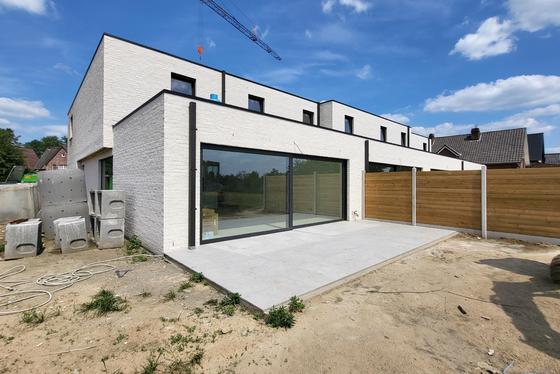 Woning 4 is een halfopen bebouwing 