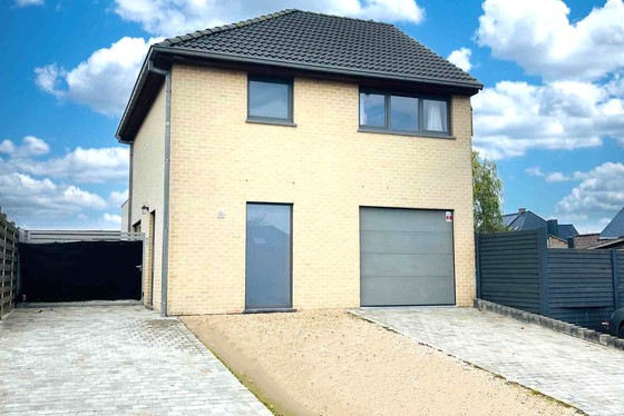 Deze instapklare halfopen woning uit 2014 ligt in een rustige en landelijke straat in Lierde. 