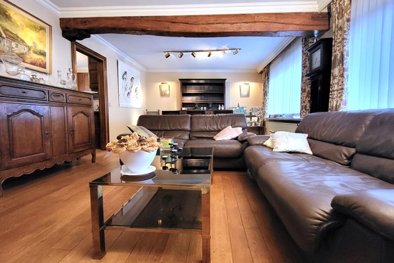 Dit veelzijdige pand met een grondoppervlakte van 240 m² combineert een ruime commerciële gelijkvloerse verdieping met een comfortabel appartement op de eerste verdieping.